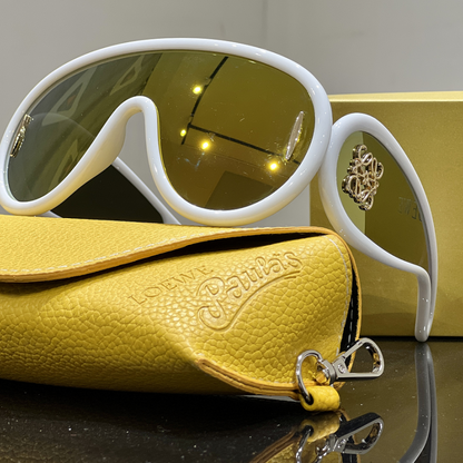 Große Sonnenbrille mit durchgehend bedrucktem Gestell