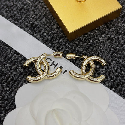 Elegante Ohrringe mit Diamant-Gold-Logo