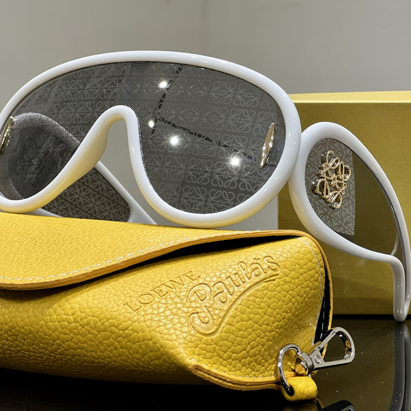 Große Sonnenbrille mit durchgehend bedrucktem Gestell