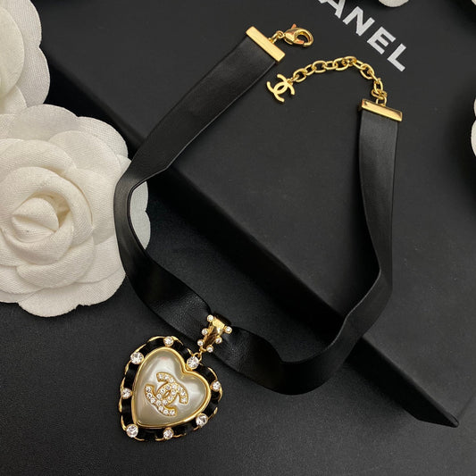 Vintage herzförmiger Choker