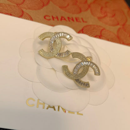 Neue glänzende Diamantstich-Logo-Ohrringe