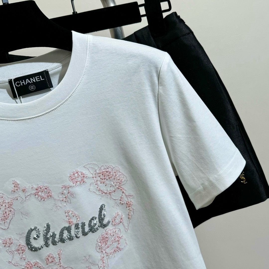 Herzförmiges Pailletten-besticktes T-Shirt