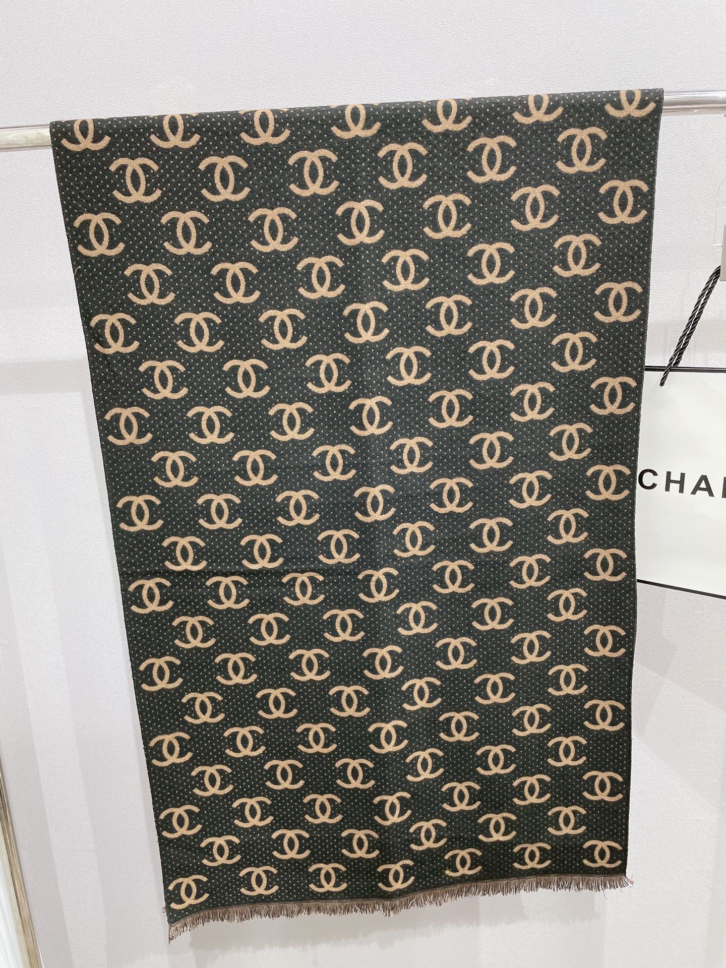 Temperament Logo Jacquard Schal mit kleiner fransiger Kante