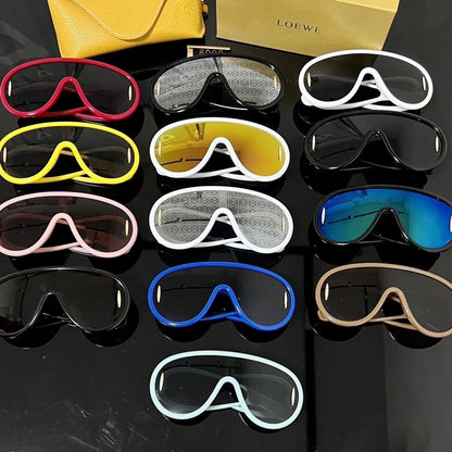 Große Sonnenbrille mit durchgehend bedrucktem Gestell