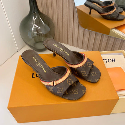 Neue Monogramm-Sandaletten