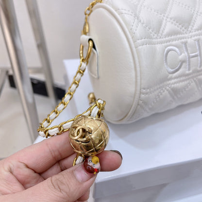 Bestickte Zylinder-Kettenhandtasche