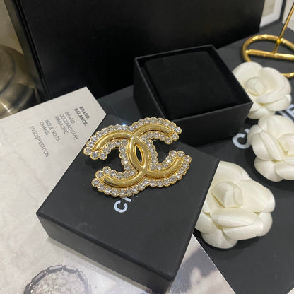 Premium Diamantbesetzte Goldbrosche