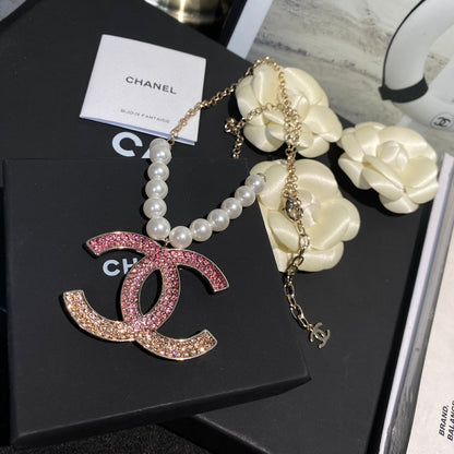 Halskette mit Pink Diamond Logo und Perlen
