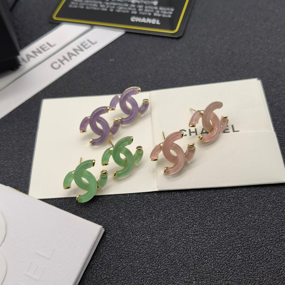 Vintage Alphabet-Ohrstecker aus Harz
