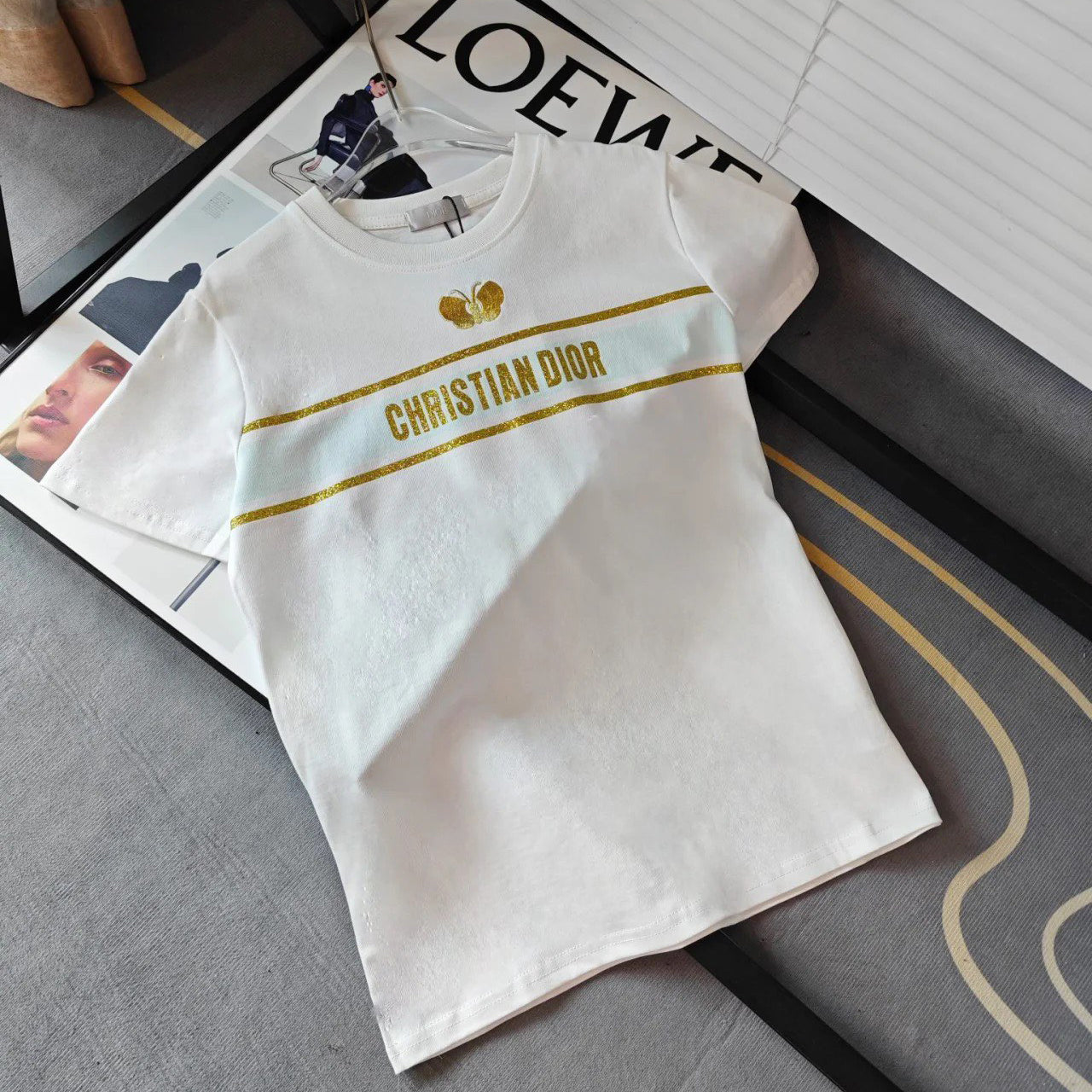 Goldfarbenes T-Shirt mit gesticktem Schmetterlingslogo