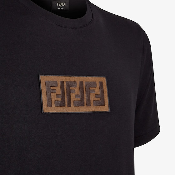 Braunes Etikett bedrucktes T-Shirt