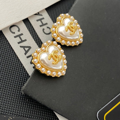 Elegante Perlenohrstecker mit Herzmotiv