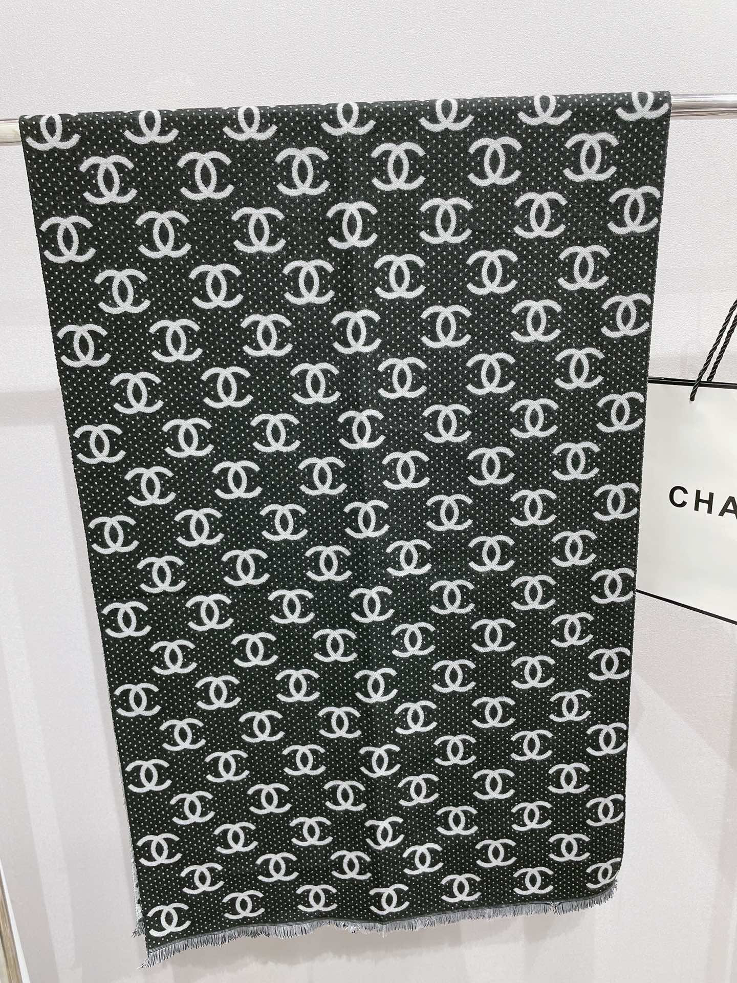 Temperament Logo Jacquard Schal mit kleiner fransiger Kante