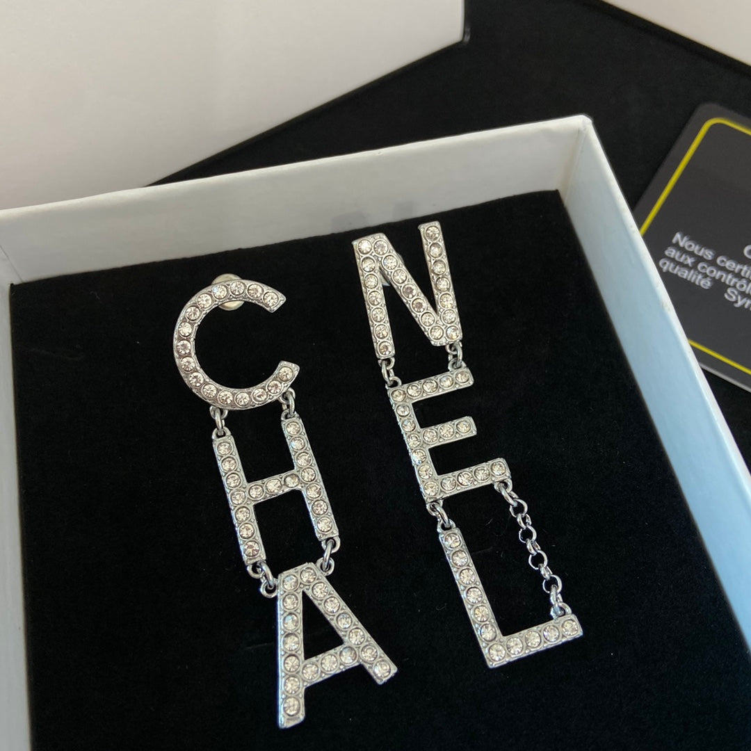 Temperamentvolle Diamant-Buchstabenohrringe