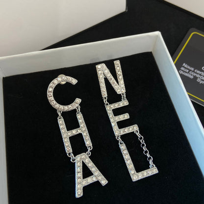 Temperamentvolle Diamant-Buchstabenohrringe
