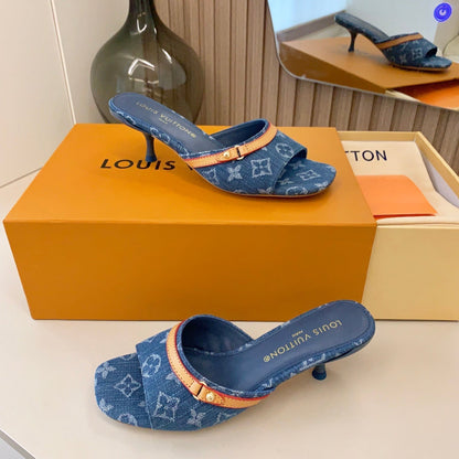 Neue Monogramm-Sandaletten
