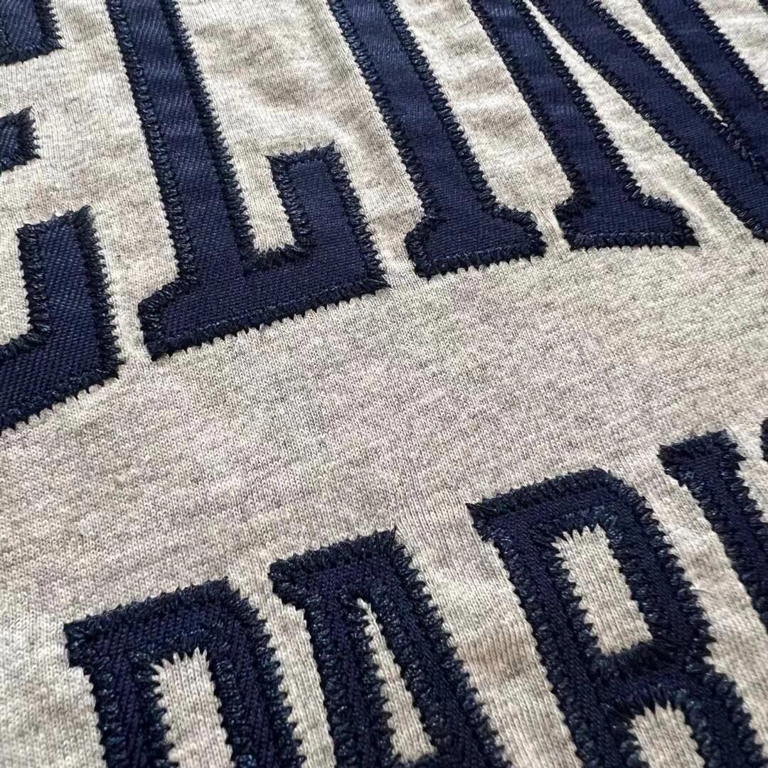 Kurzärmeliges T-Shirt mit kontrastfarbener Applikation und Stickerei