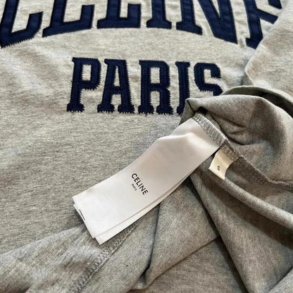 Kurzärmeliges T-Shirt mit kontrastfarbener Applikation und Stickerei