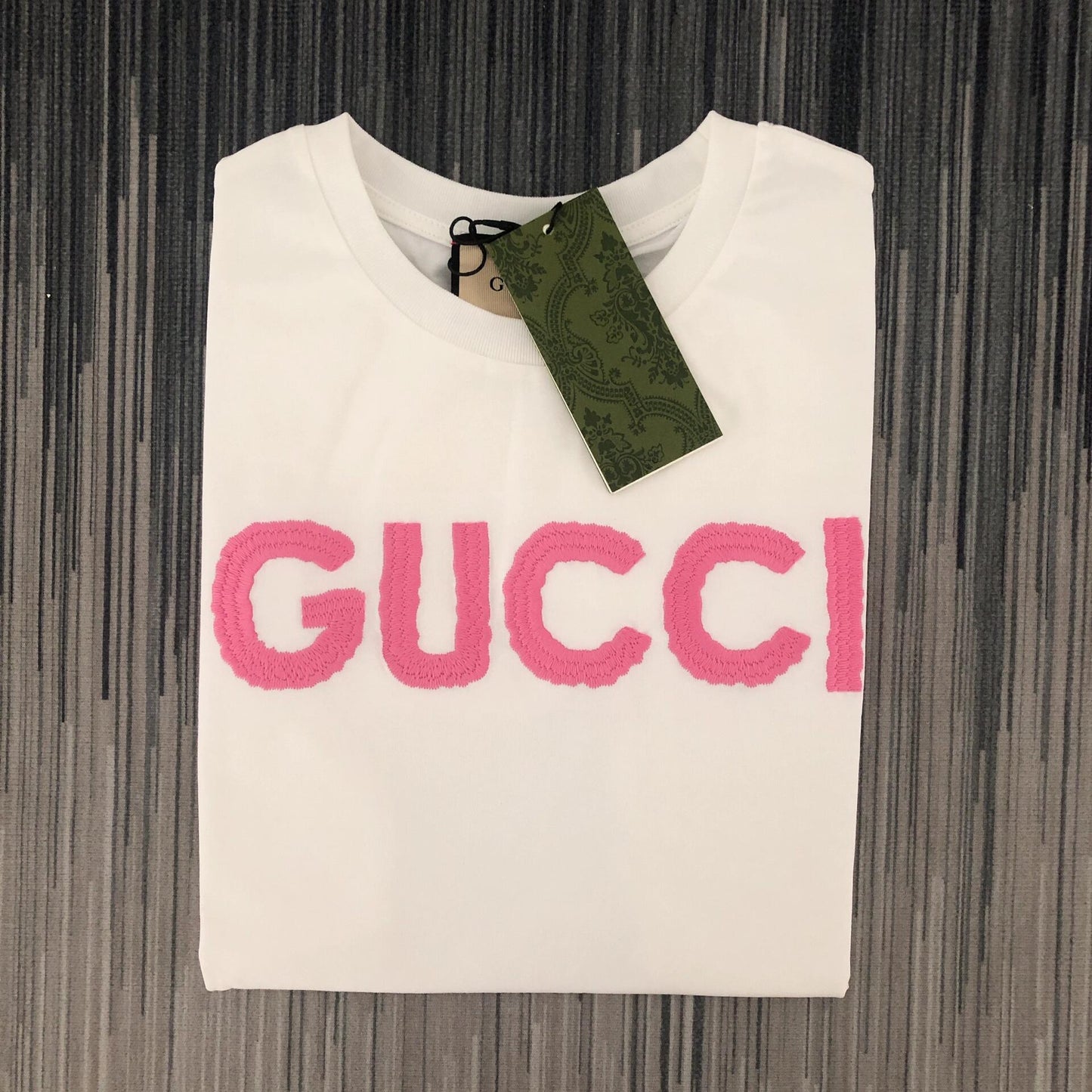 Dopamin-Farb-Buchstabe besticktes Kurzarm-T-Shirt