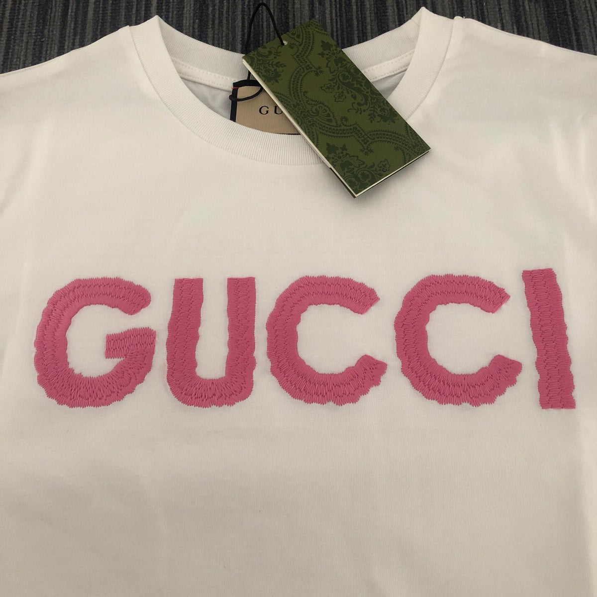 Dopamin-Farb-Buchstabe besticktes Kurzarm-T-Shirt