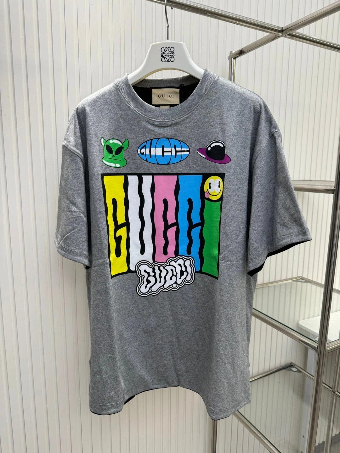 Kapselkollektion von wendbaren Kurzarm-T-Shirts