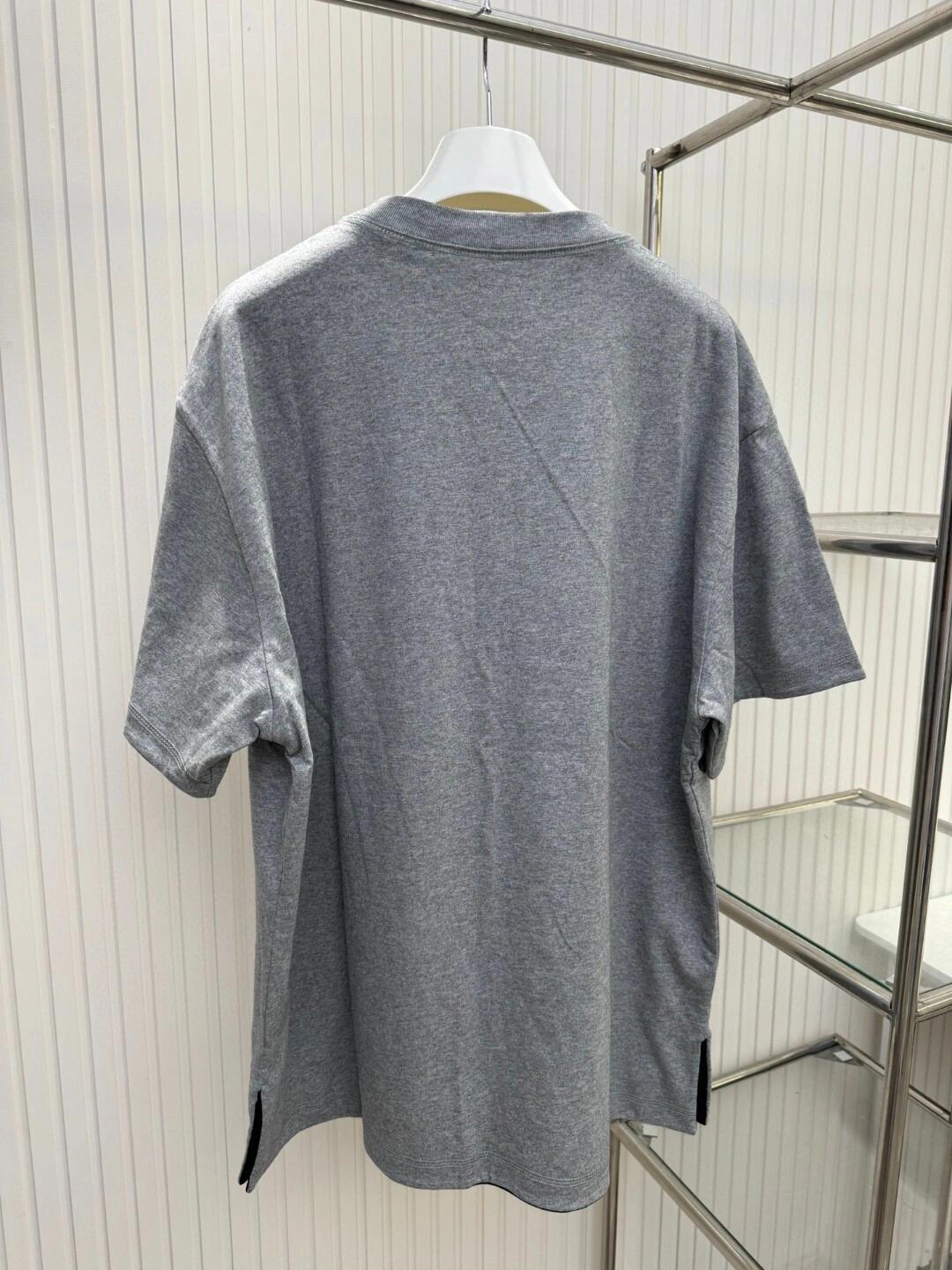 Kapselkollektion von wendbaren Kurzarm-T-Shirts