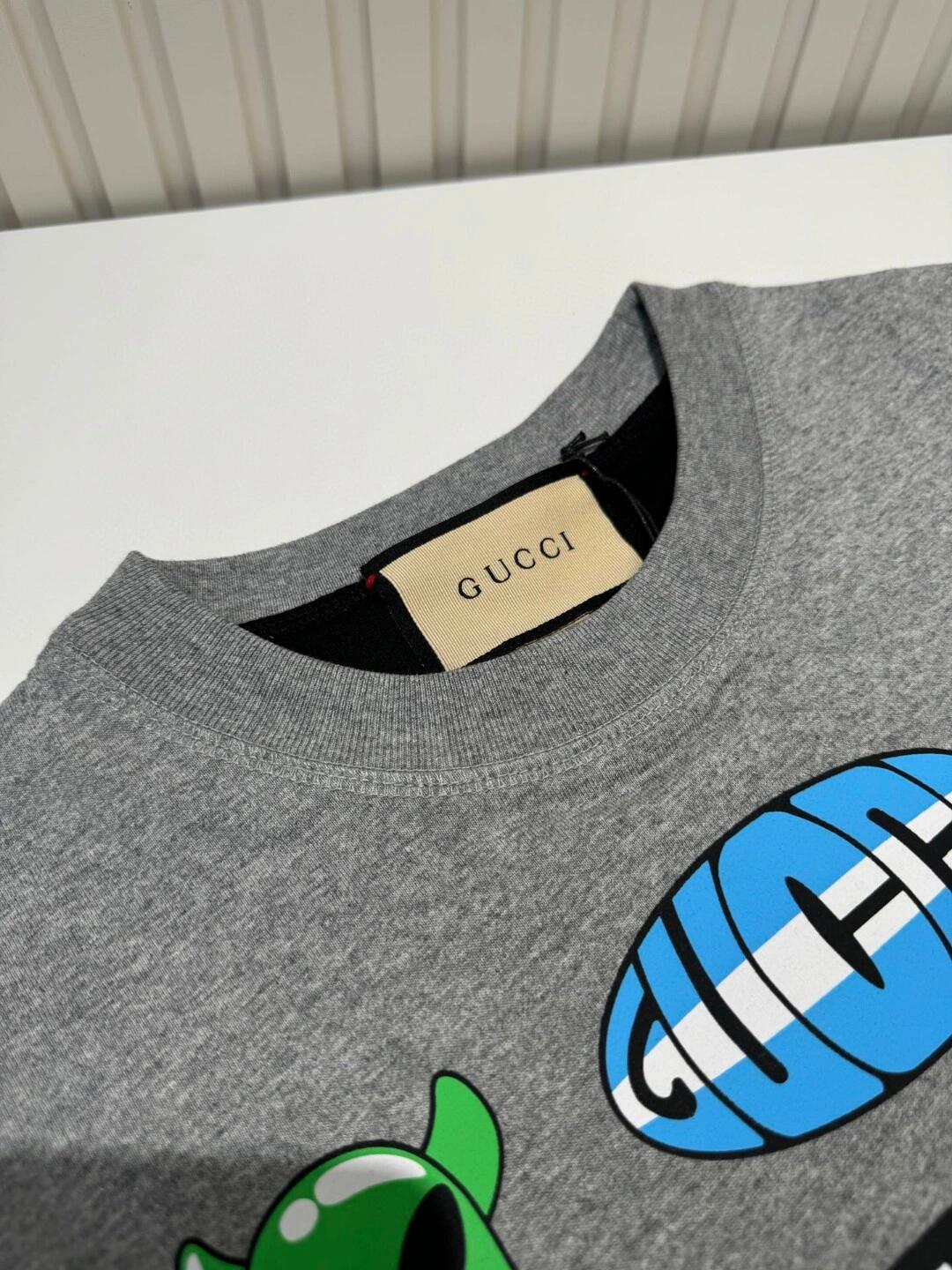 Kapselkollektion von wendbaren Kurzarm-T-Shirts