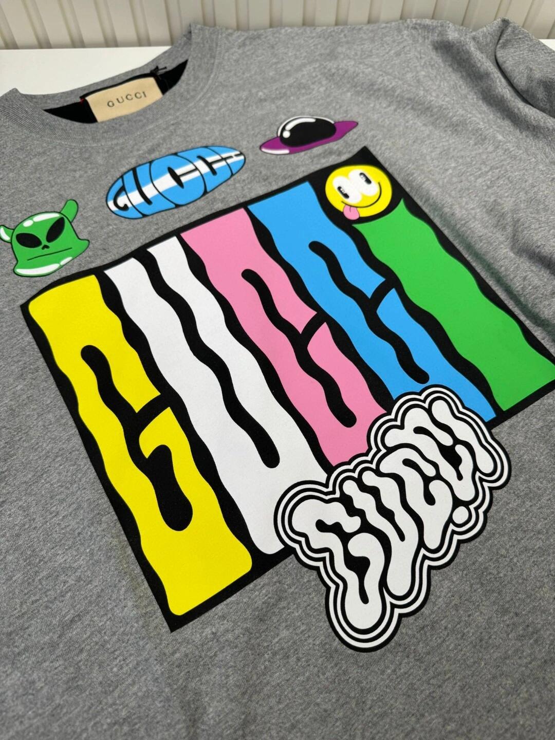 Kapselkollektion von wendbaren Kurzarm-T-Shirts