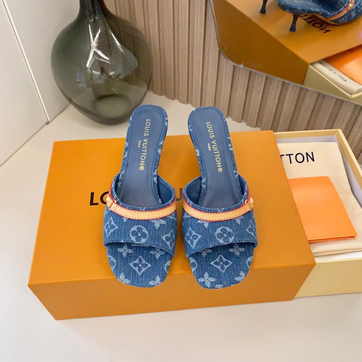 Neue Monogramm-Sandaletten