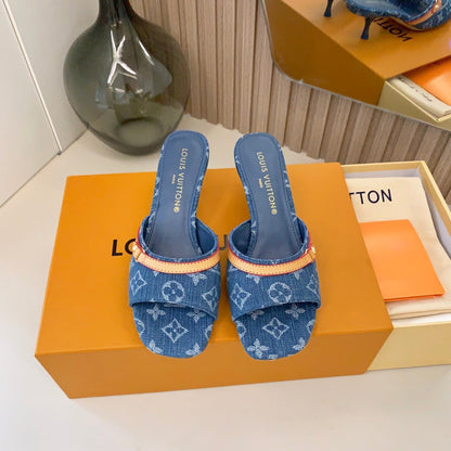 Neue Monogramm-Sandaletten