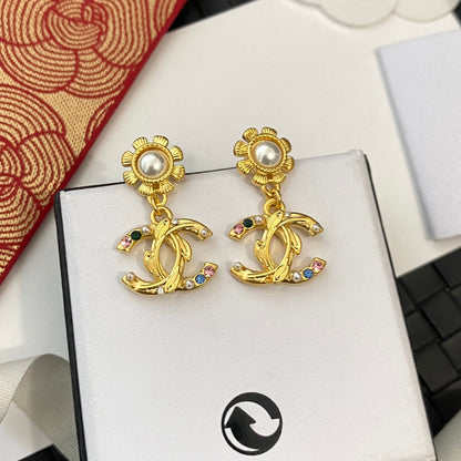 Trendige goldene Blumenohrringe