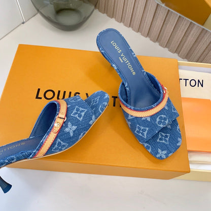Neue Monogramm-Sandaletten