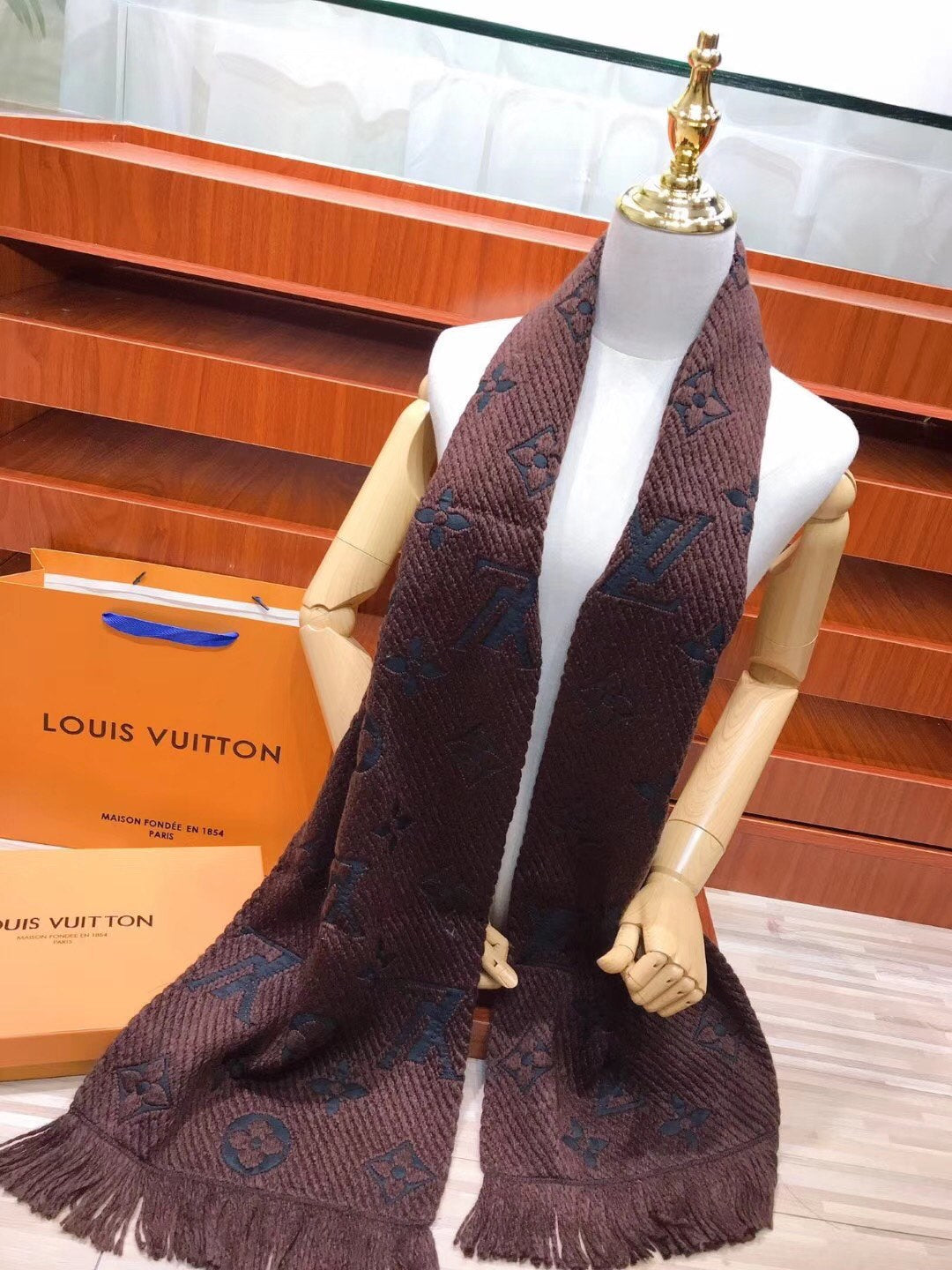Schal mit Monogramm-Muster, Jacquard und Quasten