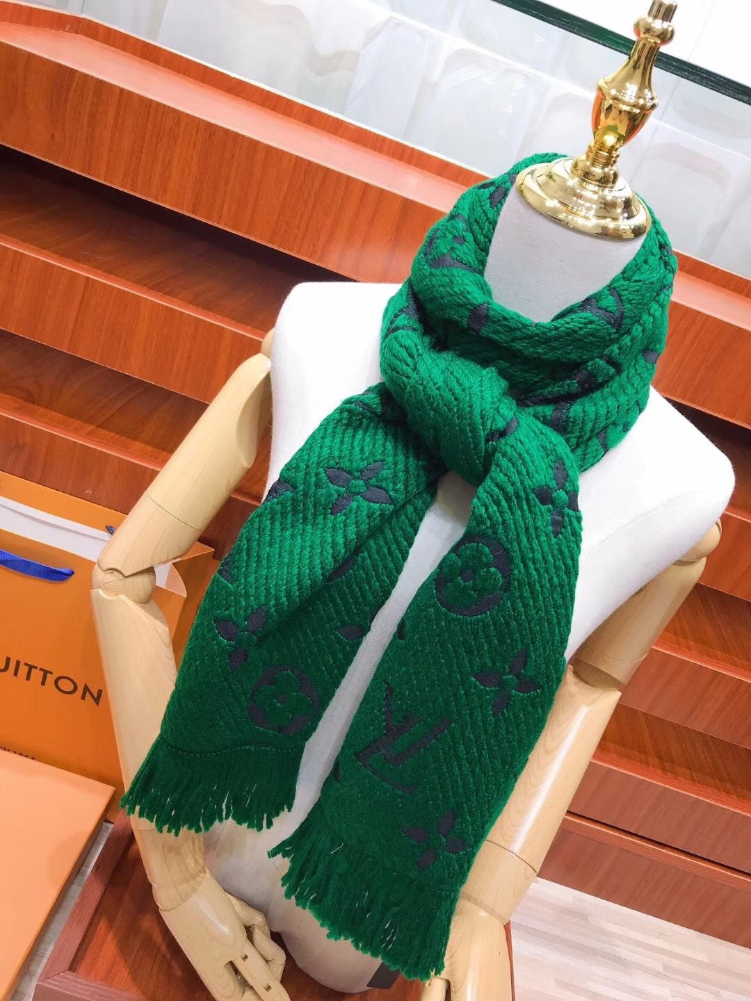 Schal mit Monogramm-Muster, Jacquard und Quasten