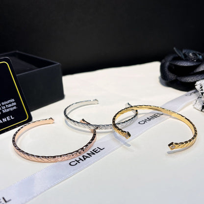 Gestepptes Motiv Diamanten Offener Armreif