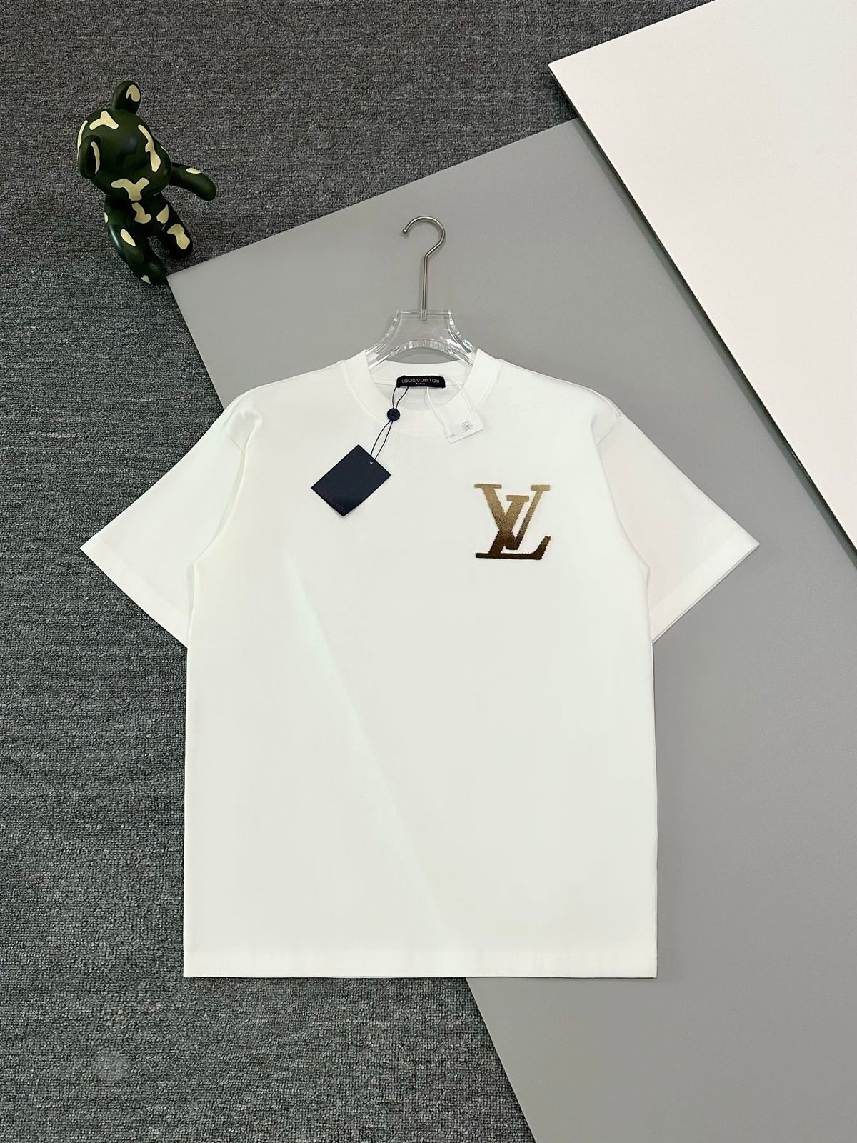 1105 Neues klassisches goldenes Monogramm-Zahnbürsten-T-Shirt