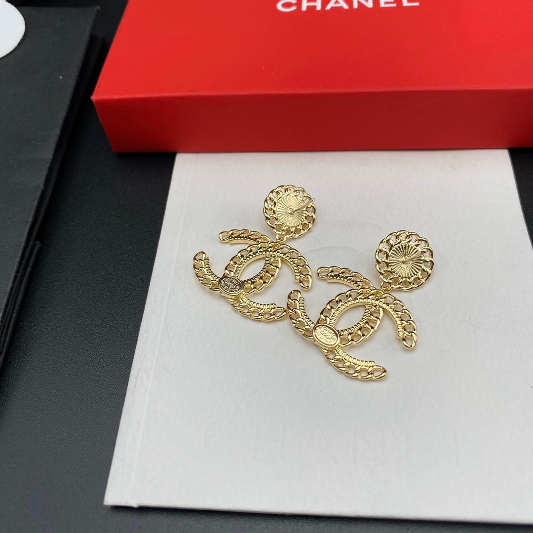 Elegante goldfarbene Perlenohrringe