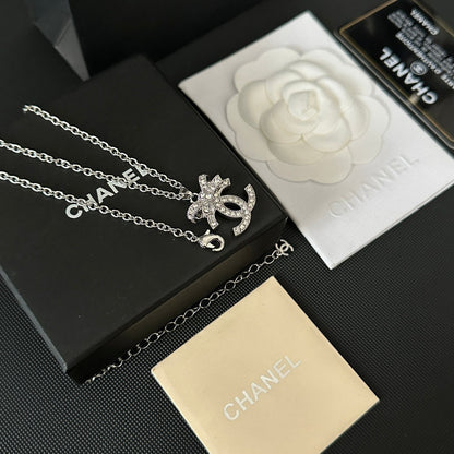Halskette mit Diamantschleifen-Logo-Anhänger