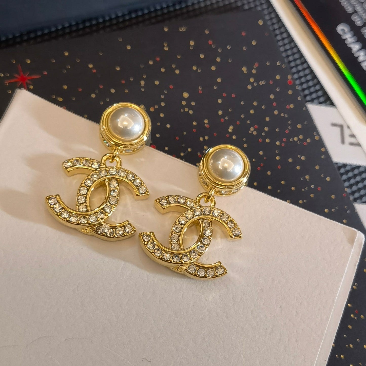 Glitzernde klassische Perlen- und Diamantohrringe