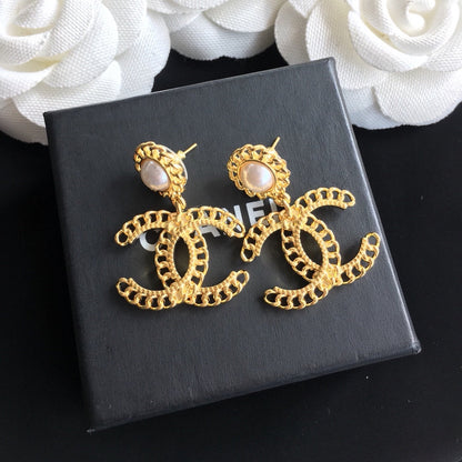 Elegante goldfarbene Perlenohrringe