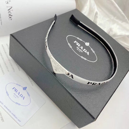 Stirnband mit Logo in Form eines schmalen Dreiecks