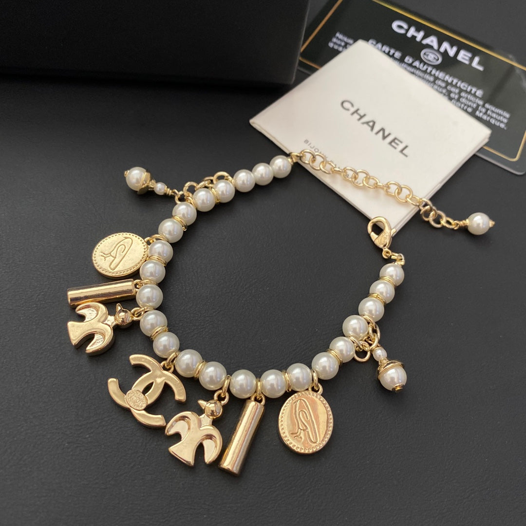 Hochwertiges Mehrfachanhänger-Perlenarmband
