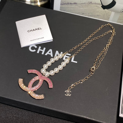 Halskette mit Pink Diamond Logo und Perlen