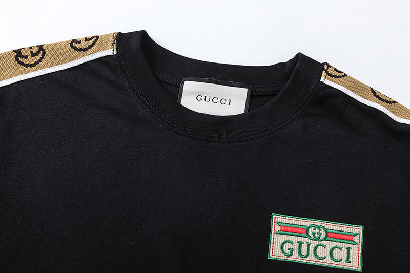Klassisches besticktes T-Shirt