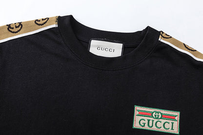 Klassisches besticktes T-Shirt