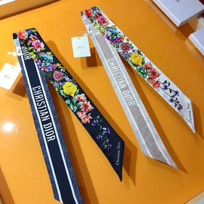 Seidenschal mit schrägem Kantenabschluss, Blumenmuster und doppellagigem Band