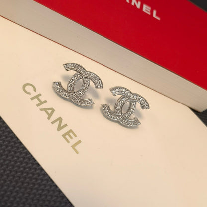 Elegante Logo-Ohrringe aus Silber und Gold