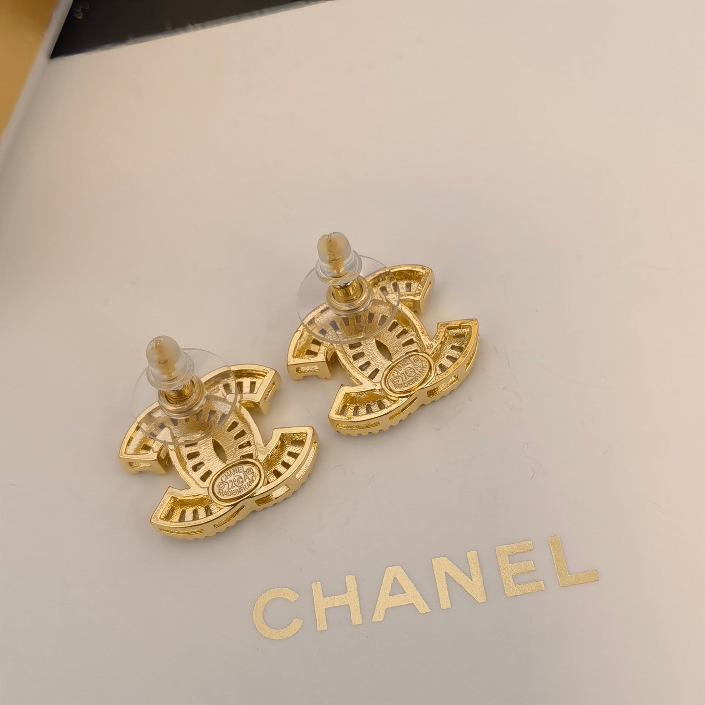 Elegante und klassische Logo-Ohrringe für Damen