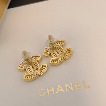 Elegante und klassische Logo-Ohrringe für Damen