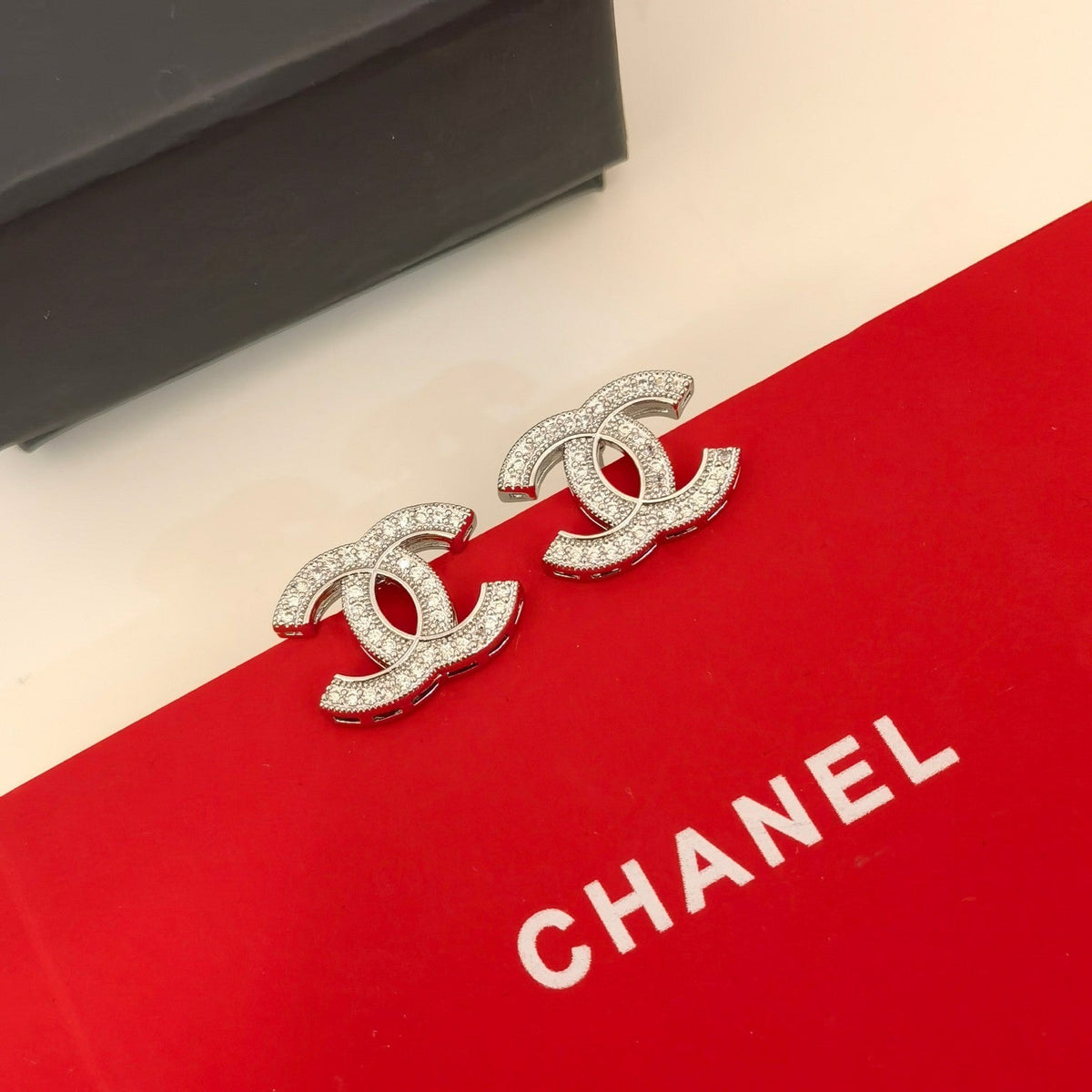 Elegante Logo-Ohrringe aus Silber und Gold